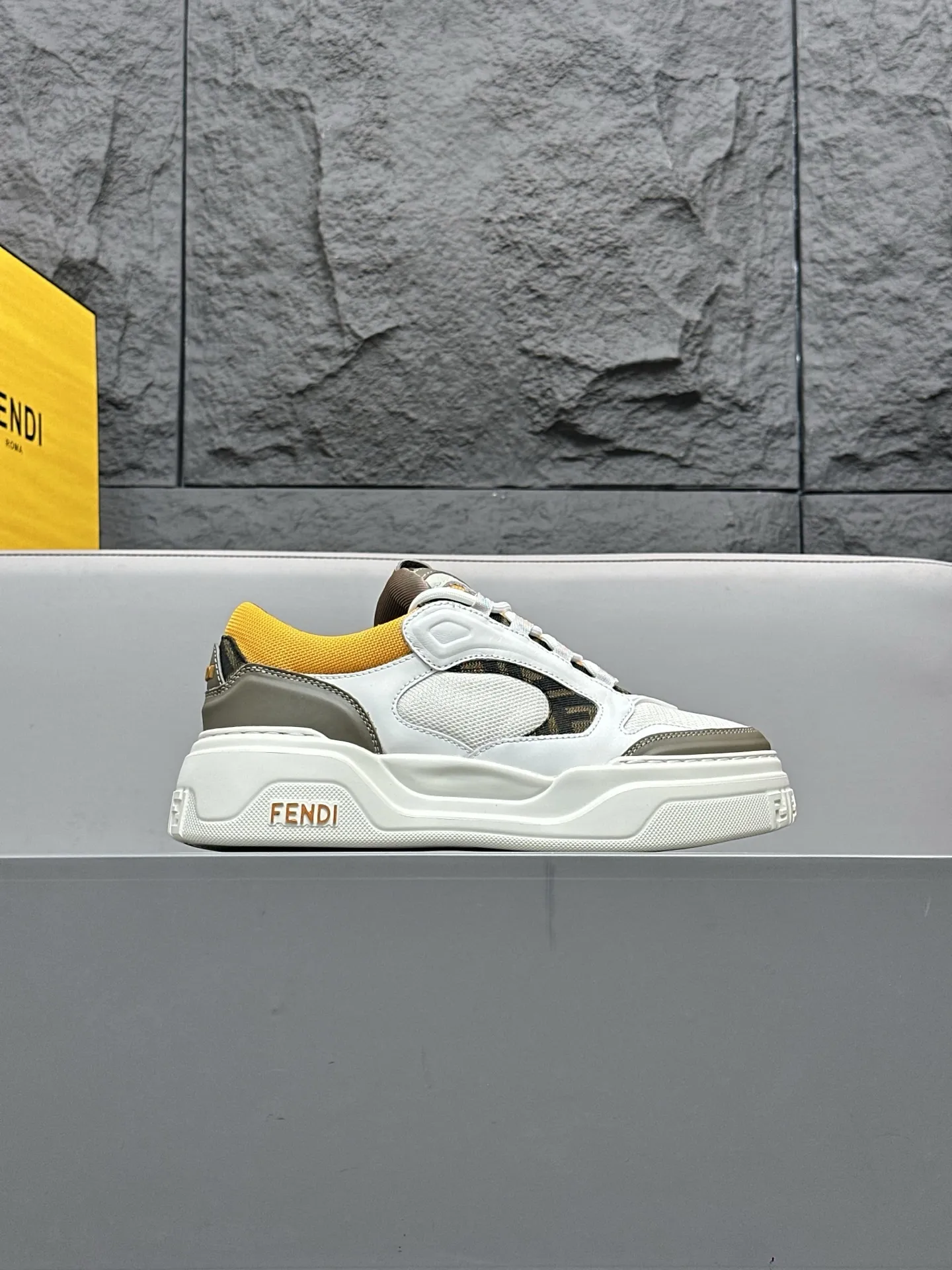 [FENDI] Fendi men's shoes 💰780💰 - High-end quality original casual sports shoes - Upper: Nappa calfskin, pebbled calfskin, tongue and heel; injection molded brand logo plastic module - Lining: brand canvas - Outsole: ultra-light T men's shoes 💰R foam rubber; molded outsole - Super high quality control, fine workmanship: highlighted (high-end, luxury, grade) -Size :39-44 (38, 45, can be customized)